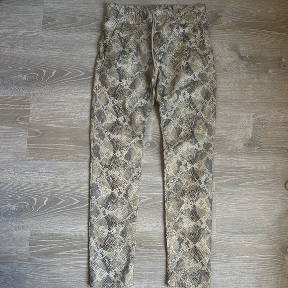 Bevy Flog Shely In Beige Python Print 24 - Picture 2 of 12